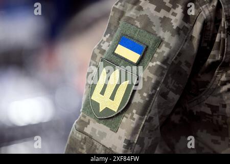 Non esclusivo: KIEV, UCRAINA - 29 GIUGNO 2024 - la patch delle forze armate ucraine è visibile sulla manica durante la National Prayer Breakfast hel Foto Stock