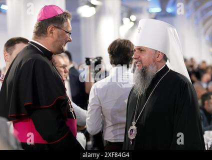 Non esclusivo: KIEV, UCRAINA - 29 GIUGNO 2024 - partecipa il Primate della Chiesa ortodossa Ucraina, il metropolita Epifanio (R) di Kiev e tutta l'Ucraina Foto Stock