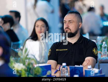 Non esclusiva: KIEV, UCRAINA - 29 GIUGNO 2024 - il ministro delle industrie strategiche dell'Ucraina Oleksandr Kamyshin partecipa alla colazione nazionale di preghiera h Foto Stock