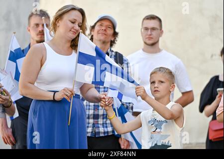 Non esclusiva: LEOPOLI, UCRAINA - 30 GIUGNO 2024 - Un ragazzo detiene una bandiera in miniatura della Finlandia durante la cerimonia di chiusura della vigilia di beneficenza Relay to Ukraine Foto Stock