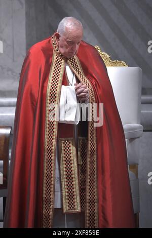 Città del Vaticano, Vatikanstadt. 29 giugno 2024. Papa Francesco durante la solenne messa per celebrare la festa di San Pietro e San Paolo in Vaticano, 29 giugno 2024. Credito: dpa/Alamy Live News Foto Stock