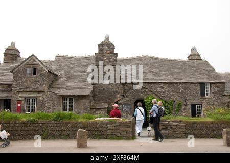 Old Post Office, Tintagel, Cornovaglia, Regno Unito - questa vecchia casa colonica ha più di 600 anni ed è una casa-sala medievale della Cornovaglia, che a un certo punto era co Foto Stock