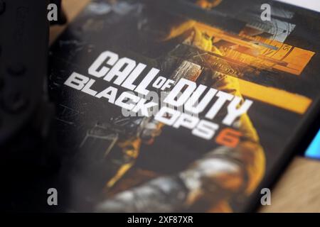 KIEV, UCRAINA - 26 GIUGNO 2024 Call of Duty Black Ops 6 PS5 videogioco Disc box per console di gioco. Primo piano su un disco di videogiochi molto popolare Foto Stock