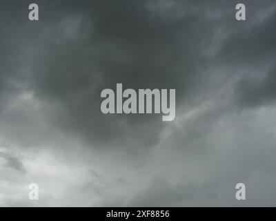 Cumulonimbus formazioni di nubi sul cielo tropicale , Nimbus movimento , sfondo astratto dal fenomeno naturale e nuvole grigie hunk , della Thailandia Foto Stock