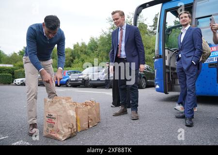 Il primo ministro Rishi Sunak raccoglie le colazioni di McDonald presso i servizi di Beaconsfield nel Buckinghamshire per dare ai media di viaggio, mentre si trova sulle tracce della campagna elettorale generale. Data foto: Martedì 2 luglio 2024. Foto Stock