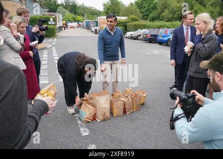 Il primo ministro Rishi Sunak raccoglie le colazioni di McDonald presso i servizi di Beaconsfield nel Buckinghamshire per dare ai media di viaggio, mentre si trova sulle tracce della campagna elettorale generale. Data foto: Martedì 2 luglio 2024. Foto Stock