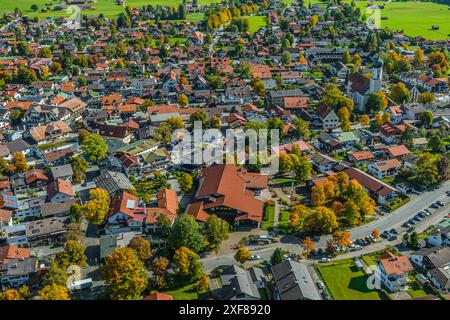 Herbstlicher Ausblick auf die Region Oberammergau an einem sonnigen Oktobertag Der Passionsspielort Oberammergau im Naturpark Ammergauer Alpen Oberamm Foto Stock