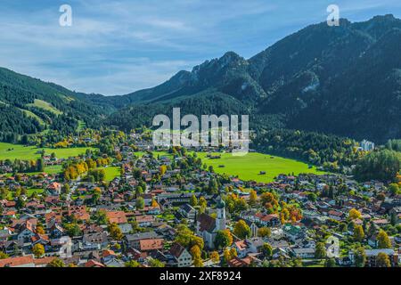 Herbstlicher Ausblick auf die Region Oberammergau an einem sonnigen Oktobertag Der Passionsspielort Oberammergau im Naturpark Ammergauer Alpen Oberamm Foto Stock