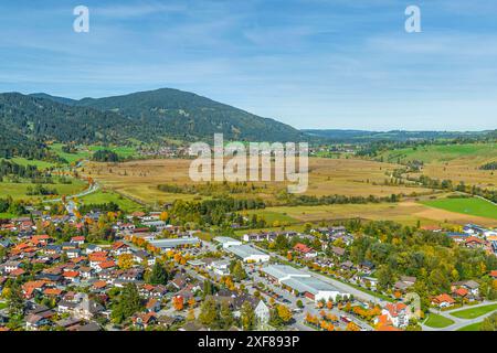 Herbstlicher Ausblick auf die Region Oberammergau an einem sonnigen Oktobertag Der Passionsspielort Oberammergau im Naturpark Ammergauer Alpen Oberamm Foto Stock