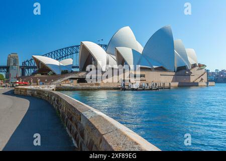 La Sydney Opera House e il Sydney Harbour Bridge a Sydney, Australia, visti dalla banchina dei Royal Botanic Gardens sulla Farm Cove nel porto di Sydney. Foto Stock