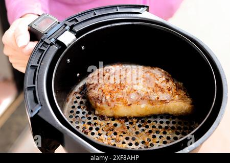 Luque, Paraguay. 30 giugno 2024. Bistecca di filetto arrosto nella friggitrice ad aria. Secondo l'OCSE, in generale, il consumo di carne ha a che fare con le abitudini alimentari e il tenore di vita della popolazione credito: SOPA Images Limited/Alamy Live News Foto Stock