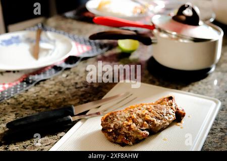 Luque, Paraguay. 30 giugno 2024. Bistecca di filetti arrostiti servita a pranzo. Secondo un'indagine dell'OCSE (Organizzazione per la cooperazione e lo sviluppo economico), Argentina e Stati Uniti sono i paesi che consumano più carne al mondo. Credito: SOPA Images Limited/Alamy Live News Foto Stock