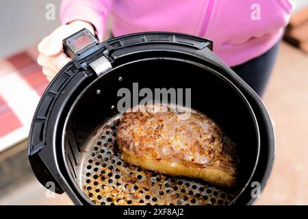 Luque, Paraguay. 30 giugno 2024. Bistecca di filetto arrosto nella friggitrice ad aria. Secondo l'OCSE, in generale, il consumo di carne ha a che fare con le abitudini alimentari e il tenore di vita della popolazione credito: SOPA Images Limited/Alamy Live News Foto Stock