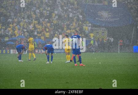 Francoforte, Germania. 26 giugno 2024. 26.06.2024, xpsx, UEFA Euro 2024 turno preliminare, Slovacchia - Romania da sinistra a destra tempesta di pioggia (LE NORMATIVE DFL/DFB VIETANO QUALSIASI USO DI FOTOGRAFIE come SEQUENZE DI IMMAGINI e/o QUASI-VIDEO) credito: dpa/Alamy Live News Foto Stock