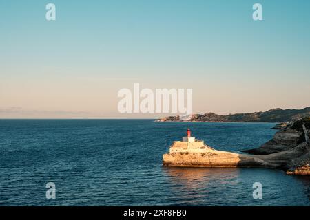 Sole di prima mattina su Phare de la Madonetta, un faro su un promontorio calcareo all'ingresso del porto di Bonifacio in Corsica Foto Stock