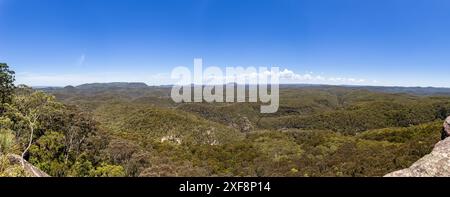 Wynnes Rocks Lookout, una vista panoramica del Blue Mountains National Park nel nuovo Galles del Sud, Australia, con una valle lussureggiante, scogliere aspre, e. Foto Stock