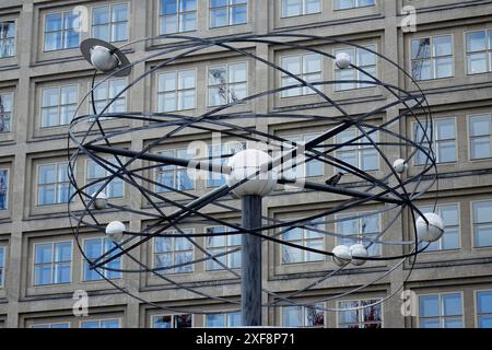 Weltzeituhr vor dem Alexanderhaus Weltzeituhr vor dem Alexanderhaus, 23.06.2024, Mitte, Alexanderplatz, Berlino, Die Weltzeituhr befindet sich vor dem Alexanderhaus auf dem Alexanderplatz von Berlin. *** World Time Clock di fronte all'Alexanderhaus World Time Clock di fronte all'Alexanderhaus, 23 06 2024, Mitte, Alexanderplatz, Berlino, il World Time Clock si trova di fronte all'Alexanderhaus in Alexanderplatz a Berlino Foto Stock