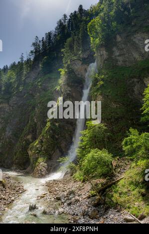 La gola del Liechtenstein a St. Johann im Pongau a Salisburgo, Austria, è una delle gole più profonde e lunghe delle Alpi. La gola ha una lunghezza di circa 4.000 metri. Le scogliere sono alte fino a 300 metri e in alcuni punti la gola è larga solo pochi metri. La 'Helix', una scala a chiocciola in acciaio corten, si innalza per 30 metri nelle profondità e offre 'vedute mozzafiato' della gola. - 20240701 PD1530 credito: APA-PictureDesk/Alamy Live News Foto Stock