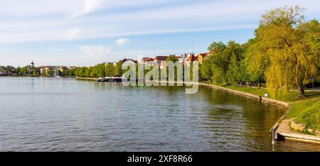 Elk, Polonia - 3 maggio 2024: Vista panoramica della città di Elk con il centro storico della città e il lungomare sul lago Jezioro Elckie a Mazuria lakeland Foto Stock