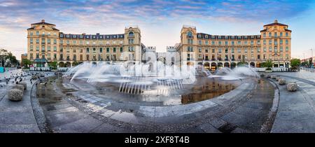 Vista panoramica della porta di Karlstor e di Piazza Karlsplatz durante la spettacolare alba a Monaco, Germania Foto Stock