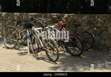 Gaziveren Cyprus 06.29.2024 parcheggio per biciclette Foto Stock