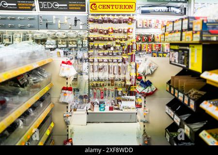 Materiale da costruzione in vendita in un negozio indipendente in Cornovaglia nel Regno Unito. Foto Stock