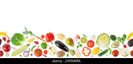 Bordo senza cuciture con diversi tipi di frutta, verdura e frutti di bosco isolati su sfondo bianco. Foto Stock