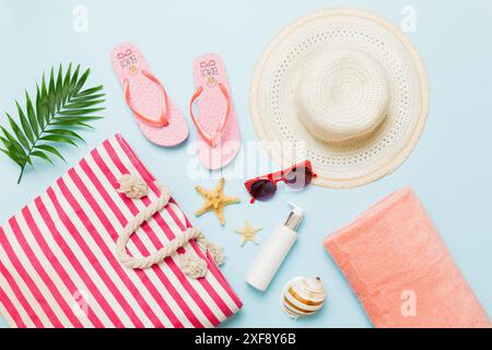Composizione con eleganti accessori da spiaggia su sfondo colorato, vista dall'alto. Appartamento alla moda da spiaggia, concetto estivo. Colori alla moda. Foto Stock