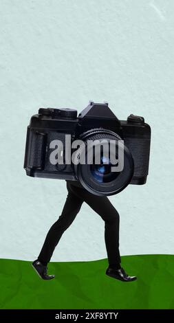 Uomo d'affari con testa della telecamera su sfondo colorato. Arte collage Foto Stock