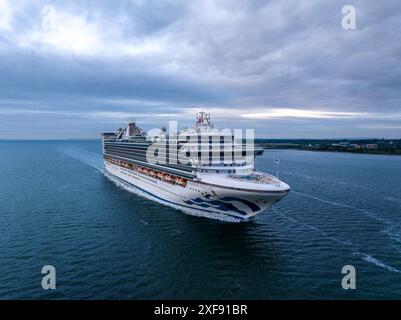 Caribbean Princess è una nave da crociera di grande classe modificata di proprietà e gestita da Princess Cruises. Arrivo a Southampton Foto Stock