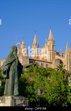 Monumento a Ramon Llull con la cattedrale sullo sfondo, opera di Horacio de Eguía, Paseo Sagrera, Palma di Maiorca, Isole Baleari, Spagna Foto Stock