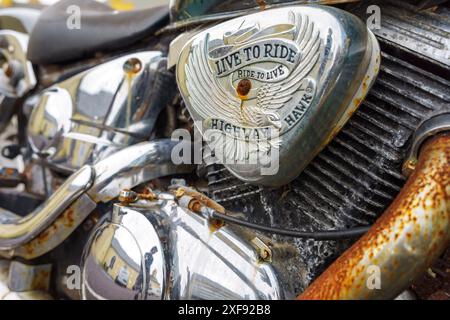 Live to ride, moto arrugginita, Eyeries, Beara Peninsula, County Cork, Irlanda, Regno Unito Foto Stock