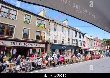 Ristoranti sulla strada principale, Kenmare, County Kerry, Irlanda, Regno Unito Foto Stock