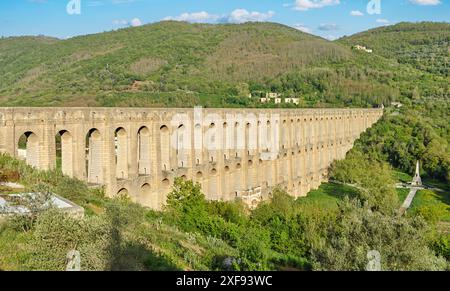 Costruito da Luigi Vanvitelli e strettamente collegato con la Reggia di Caserta, l'acquedotto Caroline è uno dei meglio conservati in Italia Foto Stock