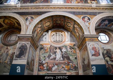 Affresco rinascimentale della Resurrezione di Cristo sul lato nord di Floriano Ferramola e Paolo da Caylina il giovane del XVI secolo nel Coro delle mona Foto Stock