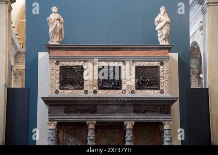 Mausoleo rinascimentale Martinengo in marmo e bronzo di Gasparo Cairano e Bernardino delle Croci del XVI secolo nel Coro delle monache del monastero Foto Stock