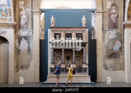 Mausoleo rinascimentale Martinengo in marmo e bronzo di Gasparo Cairano e Bernardino delle Croci del XVI secolo nel Coro delle monache del monastero Foto Stock