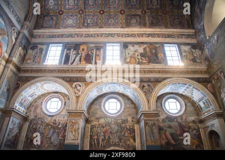 Rinascimento che porta affresco di Cristo e Cristo che porta la Croce affresco di Floriano Ferramola e Paolo da Caylina il giovane del XVI secolo in Co Foto Stock