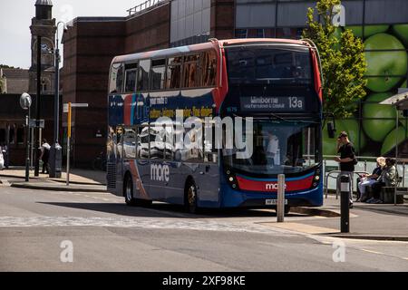 Una selezione di fotografie di autobus che mostrano il garage di Lymington, Somerford Christchurch, a Bournemouth, un servizio scolastico a Pilley vicino a Lymington Foto Stock