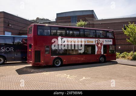 Una selezione di fotografie di autobus che mostrano il garage di Lymington, Somerford Christchurch, a Bournemouth, un servizio scolastico a Pilley vicino a Lymington Foto Stock