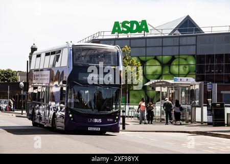 Una selezione di fotografie di autobus che mostrano il garage di Lymington, Somerford Christchurch, a Bournemouth, un servizio scolastico a Pilley vicino a Lymington Foto Stock