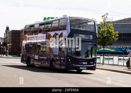 Una selezione di fotografie di autobus che mostrano il garage di Lymington, Somerford Christchurch, a Bournemouth, un servizio scolastico a Pilley vicino a Lymington Foto Stock