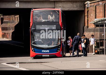 Una selezione di fotografie di autobus che mostrano il garage di Lymington, Somerford Christchurch, a Bournemouth, un servizio scolastico a Pilley vicino a Lymington Foto Stock