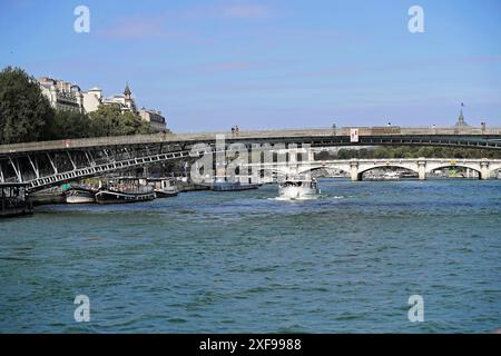 Parigi, Francia, Europa, diversi ponti e barche sulla Senna a Parigi, con una chiara vista della città Foto Stock