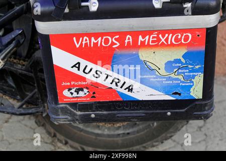 Trinidad, Cuba, grandi Antille, Caraibi, America centrale, America, primo piano di una custodia per moto con una mappa di viaggio e l'iscrizione Vamos A. Foto Stock