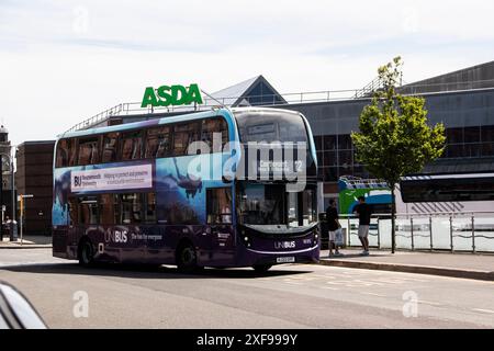 Una selezione di fotografie di autobus che mostrano il garage di Lymington, Somerford Christchurch, a Bournemouth, un servizio scolastico a Pilley vicino a Lymington Foto Stock