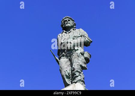 Statua monumentale di una figura storica su un piedistallo (Memorial del Ernesto che Guevara monumento in bronzo alto 6 metri), contro Santa Clara Foto Stock