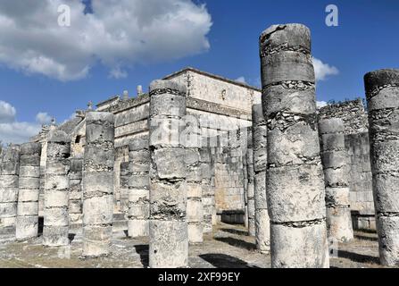 Chichen Itza, sito patrimonio dell'umanità dell'UNESCO, Messico, Merida, Yucatan, America centrale, sito archeologico con antiche colonne in pietra e un sito storico Foto Stock