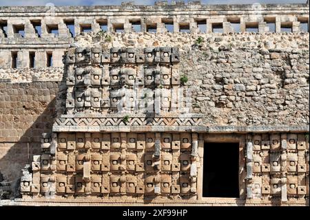 El Palacio, Palazzo di Kabah, Kabah, Yucatan, Messico, America centrale, primo piano di un muro di pietra con antiche maschere riccamente decorate Foto Stock