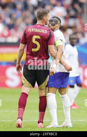 Jan Vertonghen del Belgio e Kylian Mbappe della Francia durante la partita di calcio UEFA Euro 2024, turno dei 16 tra Francia e Belgio il 1° luglio 2024 alla Merkur Spiel-Arena di Dusseldorf, Germania Foto Stock